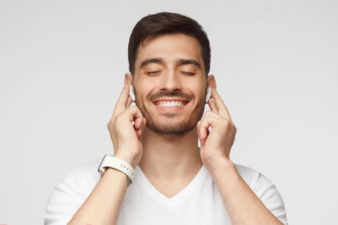 Deals des Tages: Junger Mann mit Bluetooth-Kopfhörern