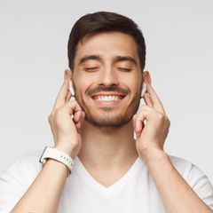 Deals des Tages: Junger Mann mit Bluetooth-Kopfhörern