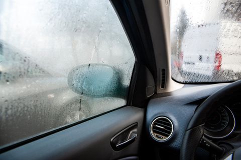 Feuchte Autoscheiben an einem herbstlichen regnerischen Tag
