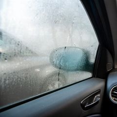 Feuchte Autoscheiben an einem herbstlichen regnerischen Tag