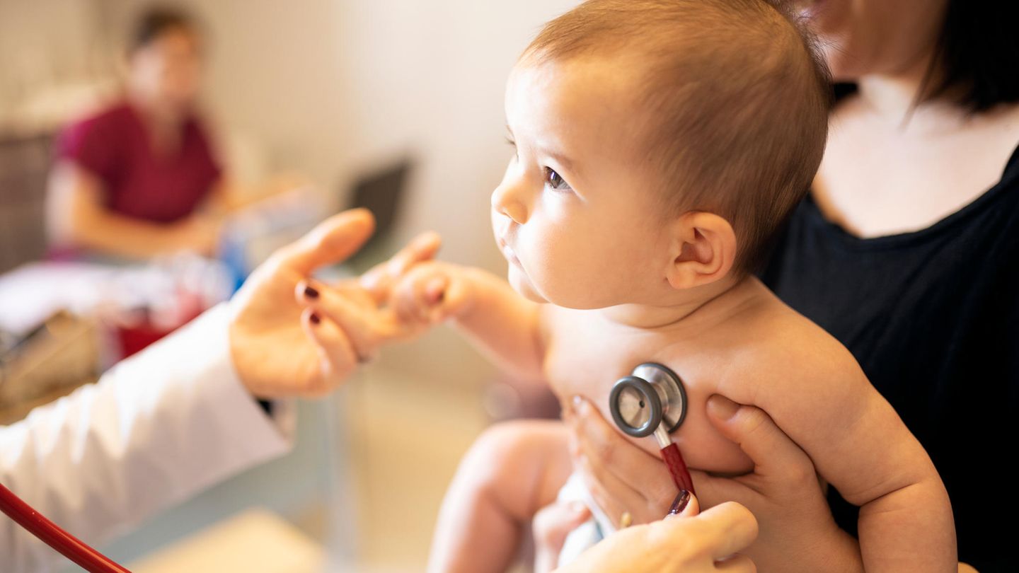 Baby bei Ärztin zur Untersuchung