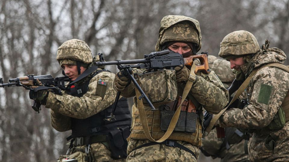 Ukrainische Soldaten bei einem Kampftraining in Saporischschja