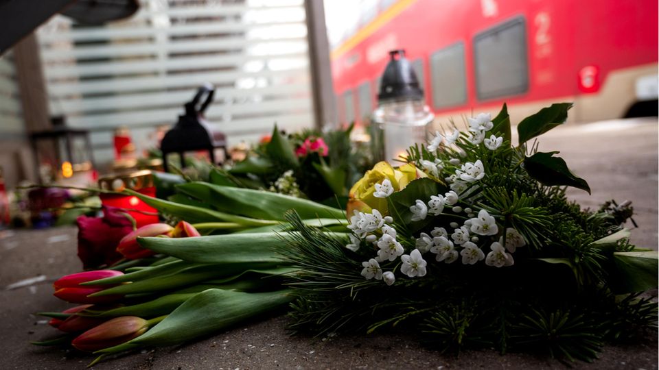 Nach der Messerattacke von Brokstedt haben Menschen Blumen am Bahnhof niedergelegt