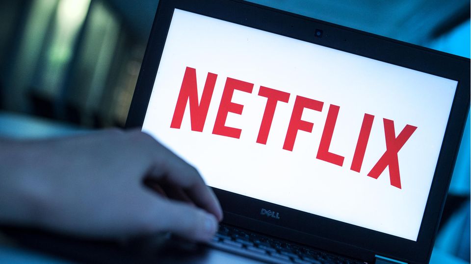 Das Logo des Video-Streamingdienstes Netflix ist auf dem Display eines Laptops zu sehen