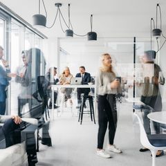 Arbeitende Menschen in einem Büro, die verblassen oder verwischt sind