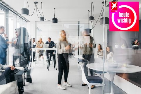 Arbeitende Menschen in einem Büro, die verblassen oder verwischt sind