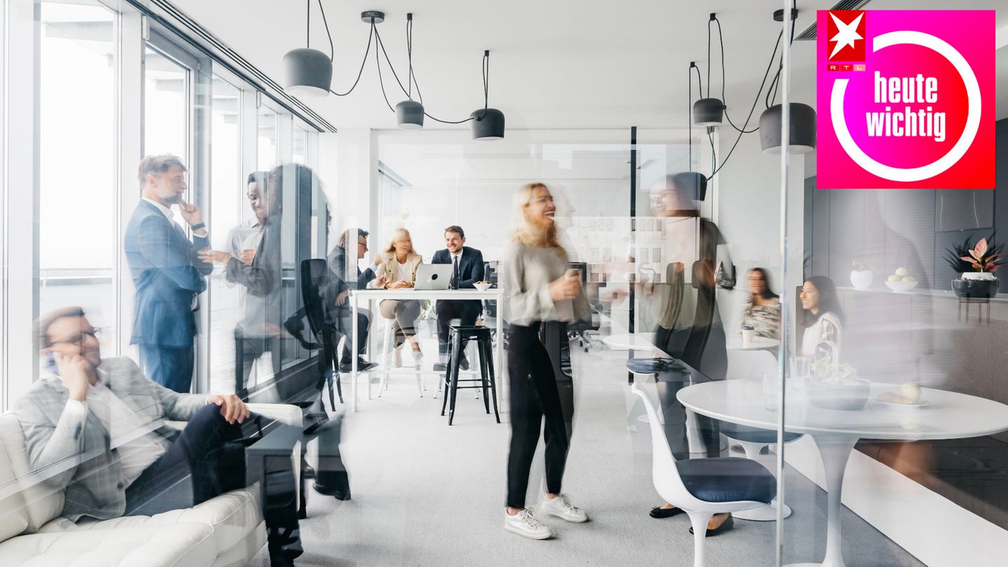 Arbeitende Menschen in einem Büro, die verblassen oder verwischt sind