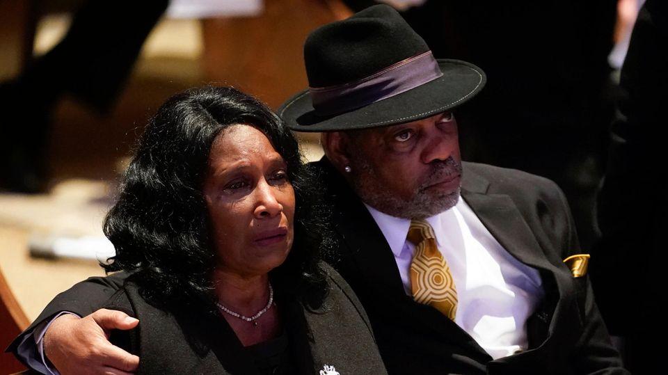 Tyre Nichols' Mutter RowVaughn Wells mit ihrem Ehemann Rodney Wells bei der Trauerfeier in Memphis