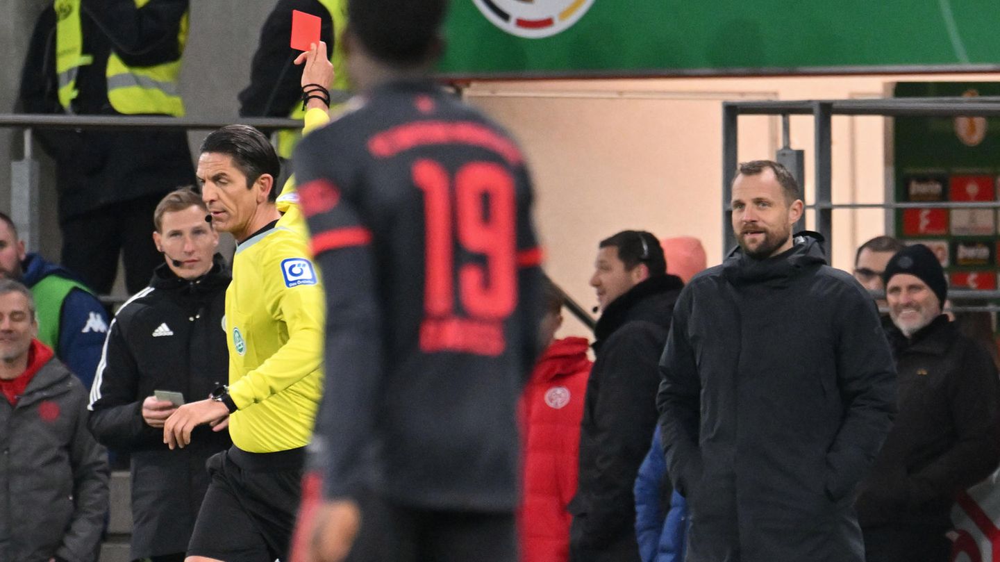 Deniz Aytekin zeigt Mainz-Trainer Bo Svensson Rote Karte