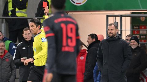 Deniz Aytekin zeigt Mainz-Trainer Bo Svensson Rote Karte
