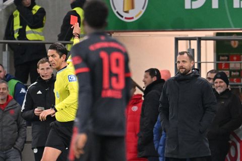 Deniz Aytekin zeigt Mainz-Trainer Bo Svensson Rote Karte