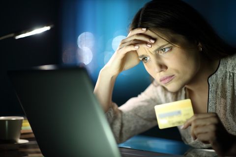 Frau schaut geschockt auf ihren Rechner