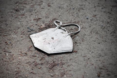 Maskenpflicht: Coronavirus-Maske auf dem Boden