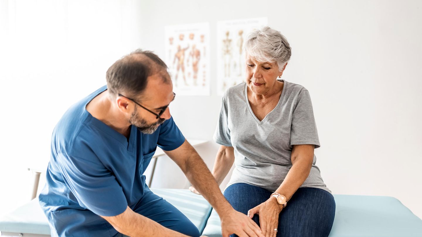 Frau wird am Knie untersucht