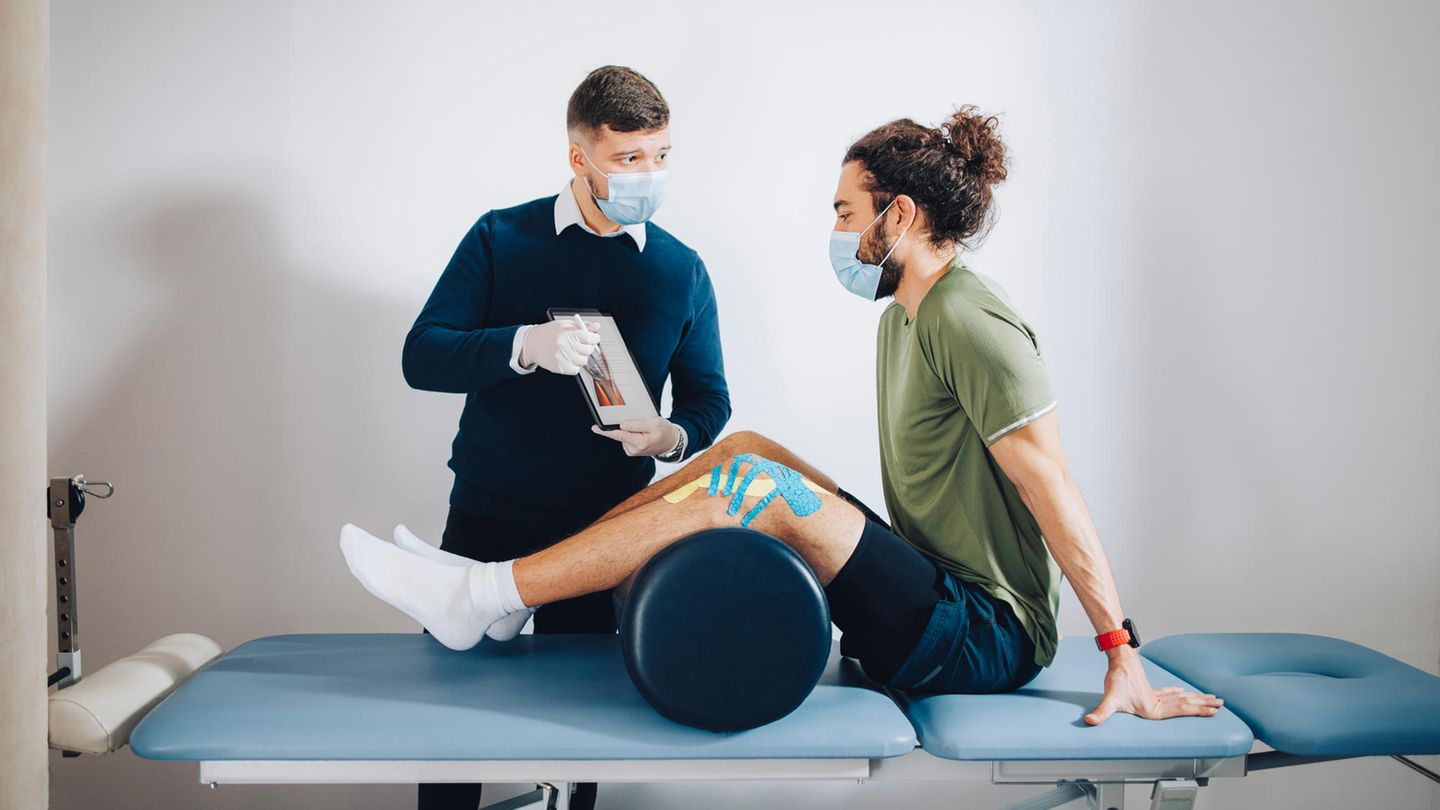 Man wird an seinem verletzten Knie untersucht