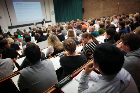 Langes Warten auf die Einmalzahlung von 200 Euro: Studierende an der Universität Köln