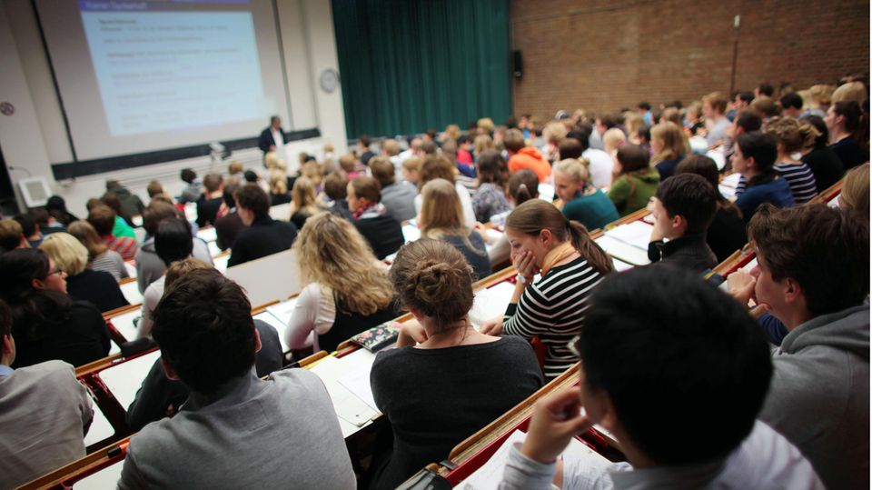 Langes Warten auf die Einmalzahlung von 200 Euro: Studierende an der Universität Köln
