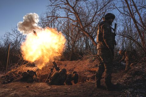 Ukrainische Soldaten feuern an der Frontlinie in der Nähe von Bachmut auf Stellungen der Wagner-Gruppe