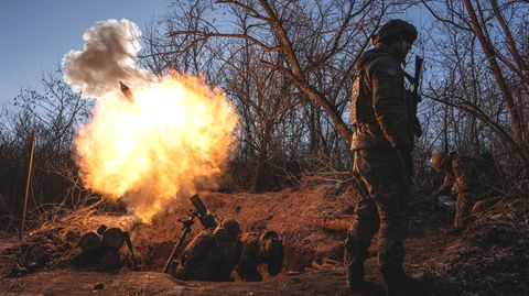 Ukrainische Soldaten feuern an der Frontlinie in der Nähe von Bachmut auf Stellungen der Wagner-Gruppe