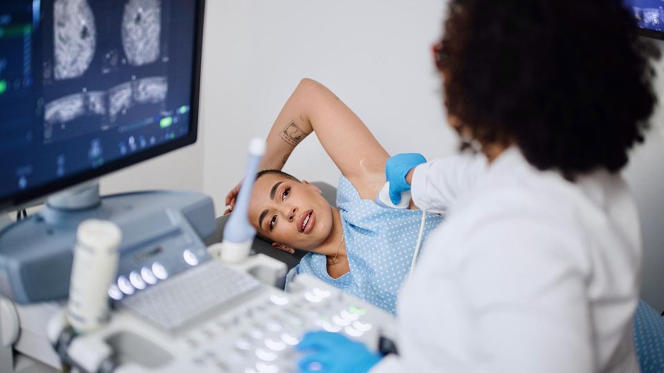 Frau bekommt Ultraschall an der Brust