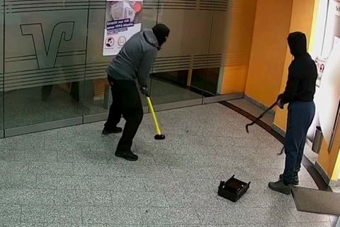 Video: Gruppe von Geldautomatensprengern festgenommen