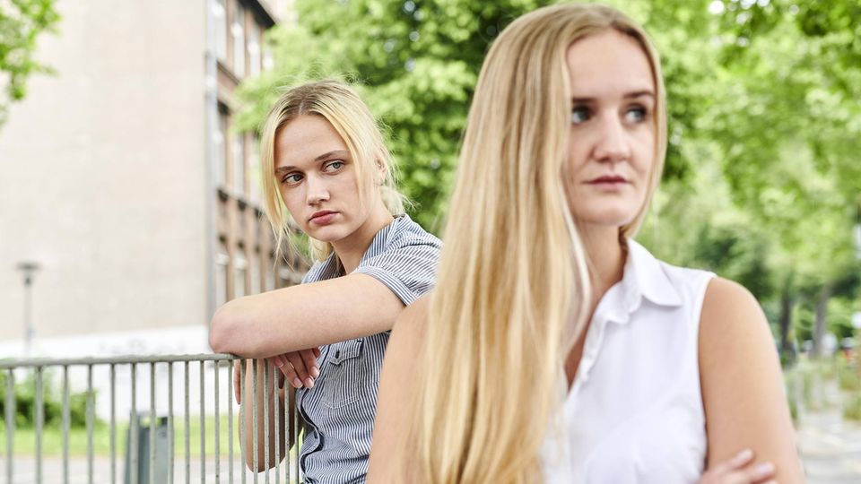 Zwei junge Frauen streiten sich