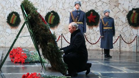 Zum 80-jährigen Gedenken an die Schlacht von Stalingrad legt Putin einen Kranz am Mahnmal nieder