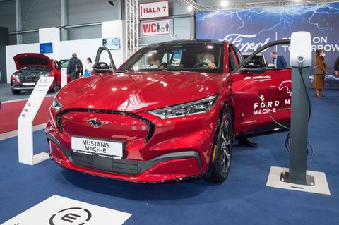 Ein Ford Mustang Mach-E ist auf einer Messe ausgestellt