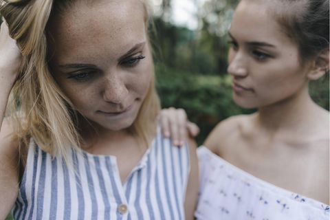 Frau tröstet eine andere Frau