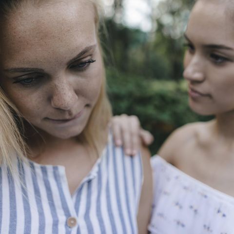 Frau tröstet eine andere Frau