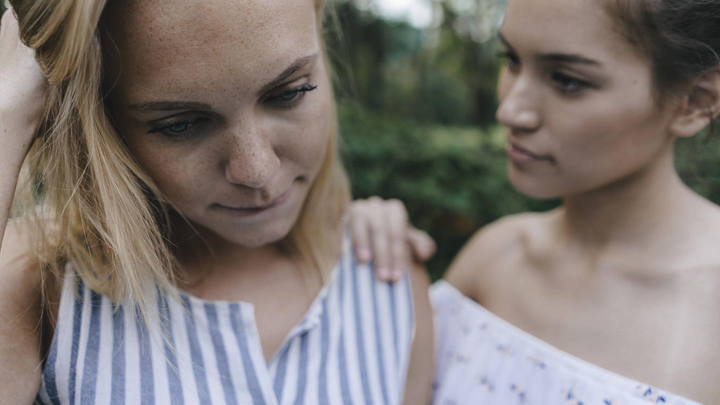 Frau tröstet eine andere Frau