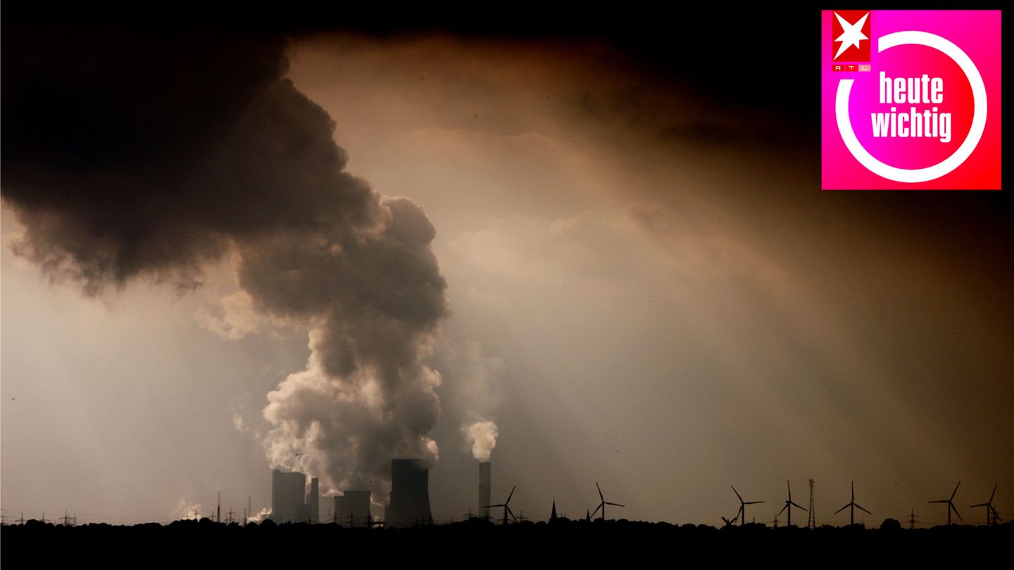 Rauch und Dampf steigt am 30.09.2009 aus den Kühltürmen und Schornsteinen des RWE-Braunkohlekraftwerks Niederaußem bei Bergheim