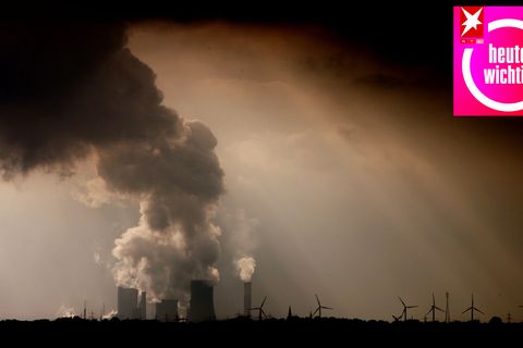 Rauch und Dampf steigt am 30.09.2009 aus den Kühltürmen und Schornsteinen des RWE-Braunkohlekraftwerks Niederaußem bei Bergheim