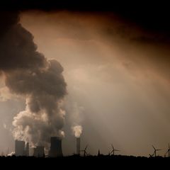Rauch und Dampf steigt am 30.09.2009 aus den Kühltürmen und Schornsteinen des RWE-Braunkohlekraftwerks Niederaußem bei Bergheim