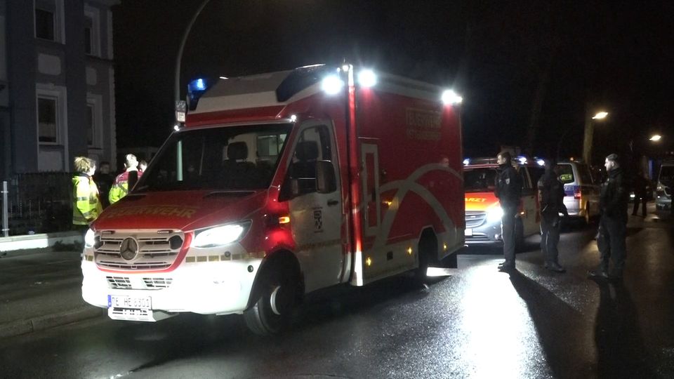 Rettungswagen stehen nahe der Unfallstelle in Recklinghausen
