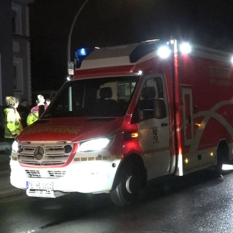 Rettungswagen stehen nahe der Unfallstelle in Recklinghausen