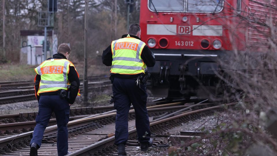 Junge stirbt bei Zugunfall – NRW-Innenminister zeigt sich fassungslos