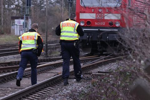 Junge stirbt bei Zugunfall – NRW-Innenminister zeigt sich fassungslos