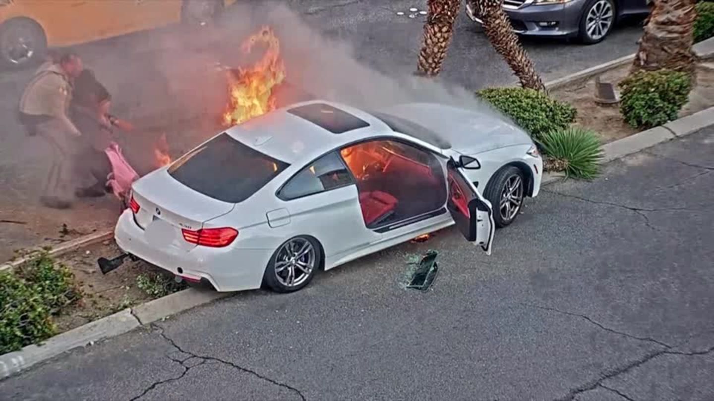 Auf Las Vegas Boulevard: Polizist rettet Person aus brennendem Auto – Sekunden später schlagen die Flammen aus der Fahrertür