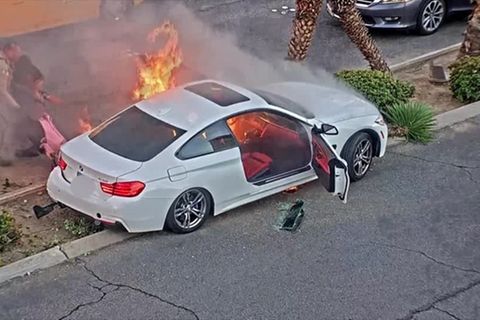 Auf Las Vegas Boulevard: Polizist rettet Person aus brennendem Auto – Sekunden später schlagen die Flammen aus der Fahrertür