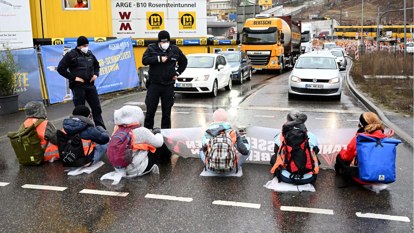 Klimaaktivisten blockieren den Verkehr