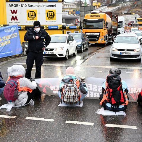 Klimaaktivisten blockieren den Verkehr
