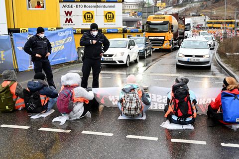 Klimaaktivisten blockieren den Verkehr