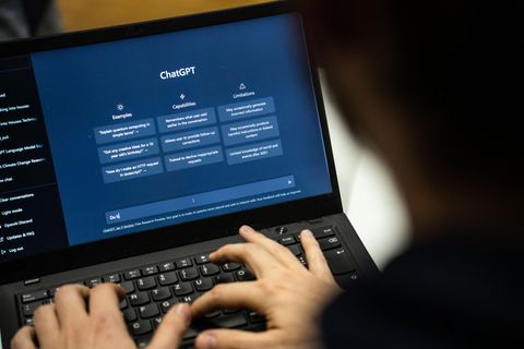 Ein Mann nutzt an seinem Laptop den Chatbot ChatGPT