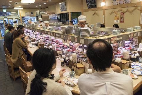Kaiten-zushi Restaurant mit Sushi auf rotierenden Förderband