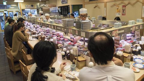 Kaiten-zushi Restaurant mit Sushi auf rotierenden Förderband