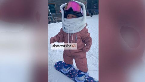 Snowboard-Baby geht viral: Einjährige Zoey brettert über die Pisten