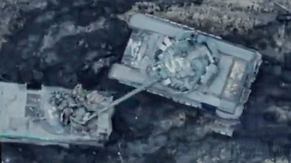 Russischer Panzer stößt Kammeraden mit Kanone um – Ukraine-Ministerium reagiert mit Spott auf Twitter Russischer Panzer stößt Kammeraden mit Kanone um – Ukraine-Ministerium reagiert mit Spott auf Twitter