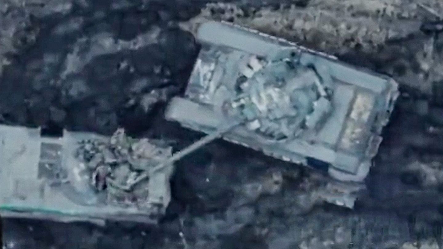 Drohnenvideo: Russischer Panzer wirft eigene Soldaten mit Kanone um – Ukraine-Ministerium spottet auf Twitter
