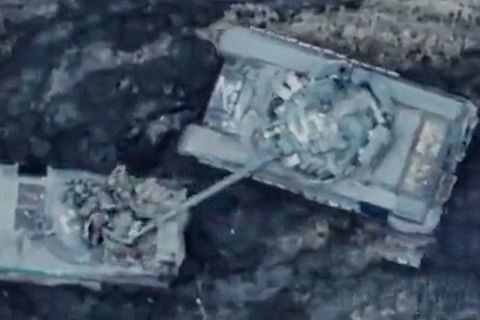 Russischer Panzer stößt Kammeraden mit Kanone um – Ukraine-Ministerium reagiert mit Spott auf Twitter
